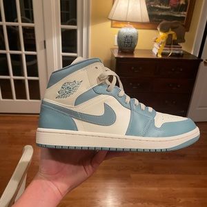 Jordan 1 UNC blue! Men’s 10.5. Great condition only worn once